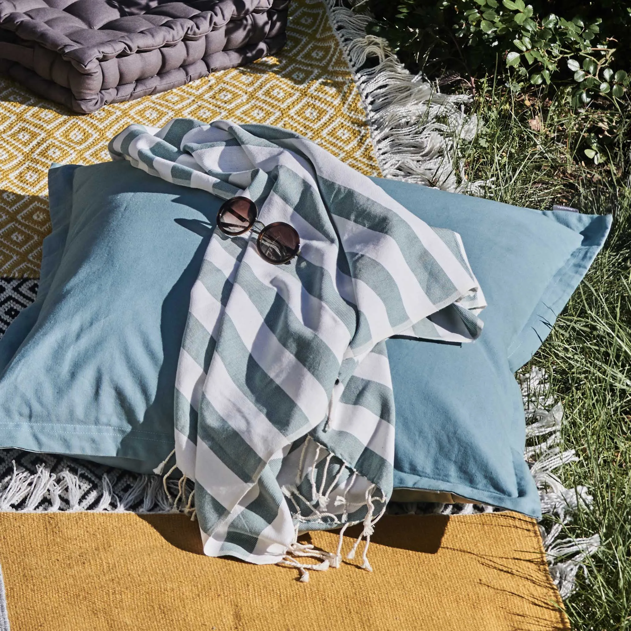 Komana Floor Cushion [Green grey]