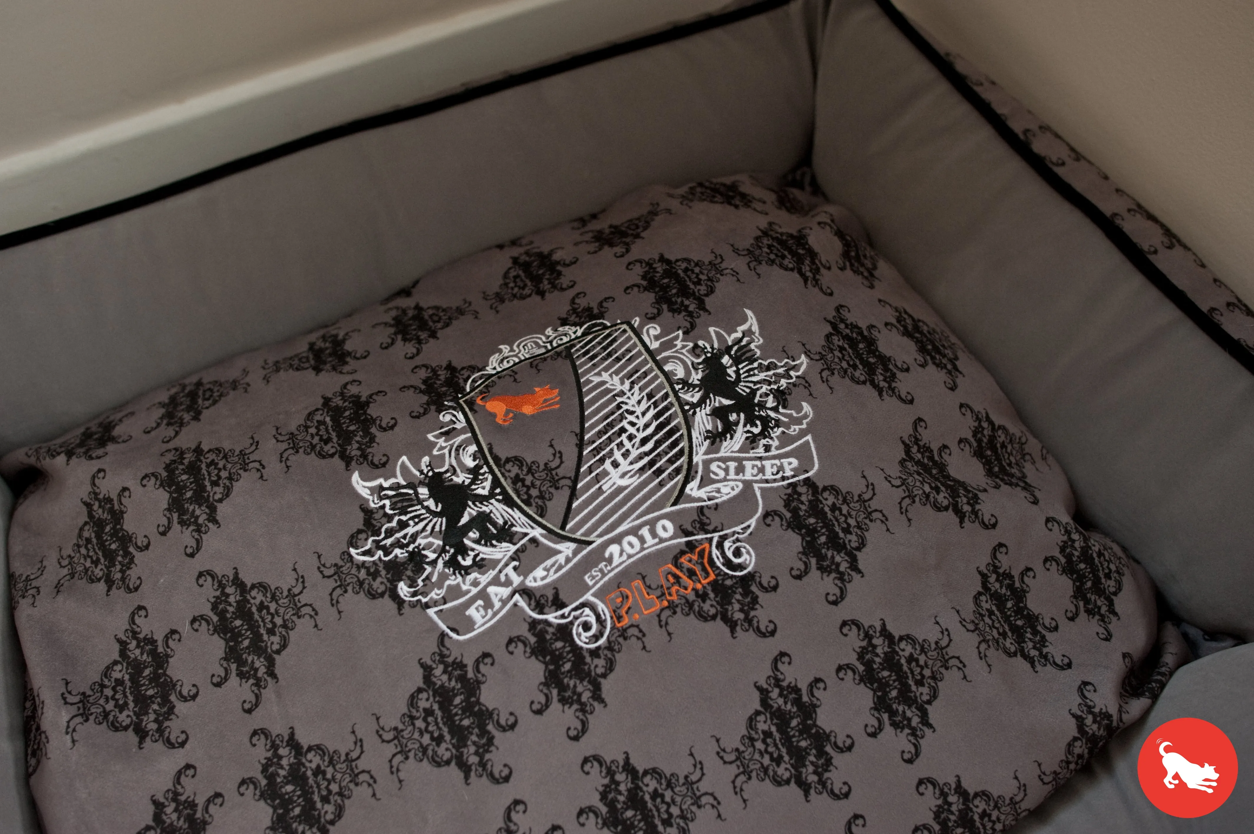 [Pre-order]Lounge Dog Bed: Royal Crest