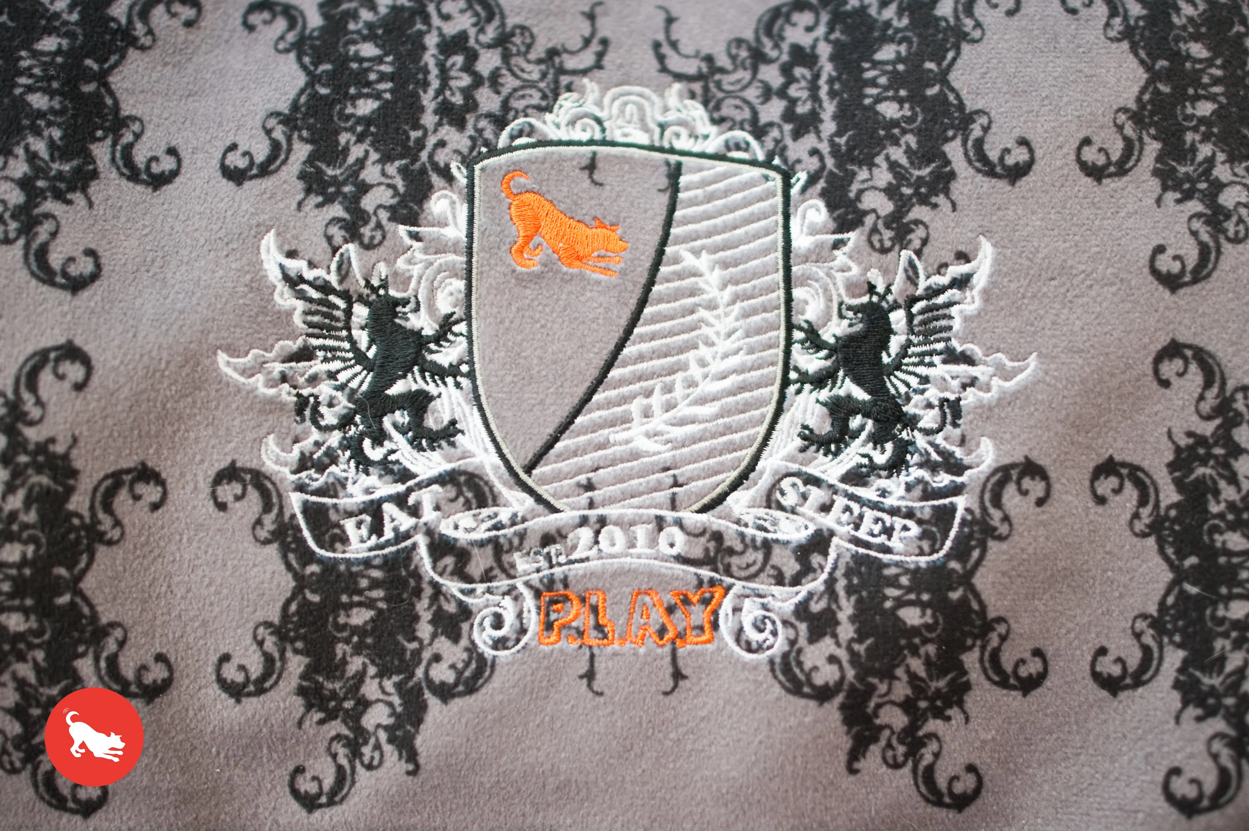 [Pre-order]Lounge Dog Bed: Royal Crest