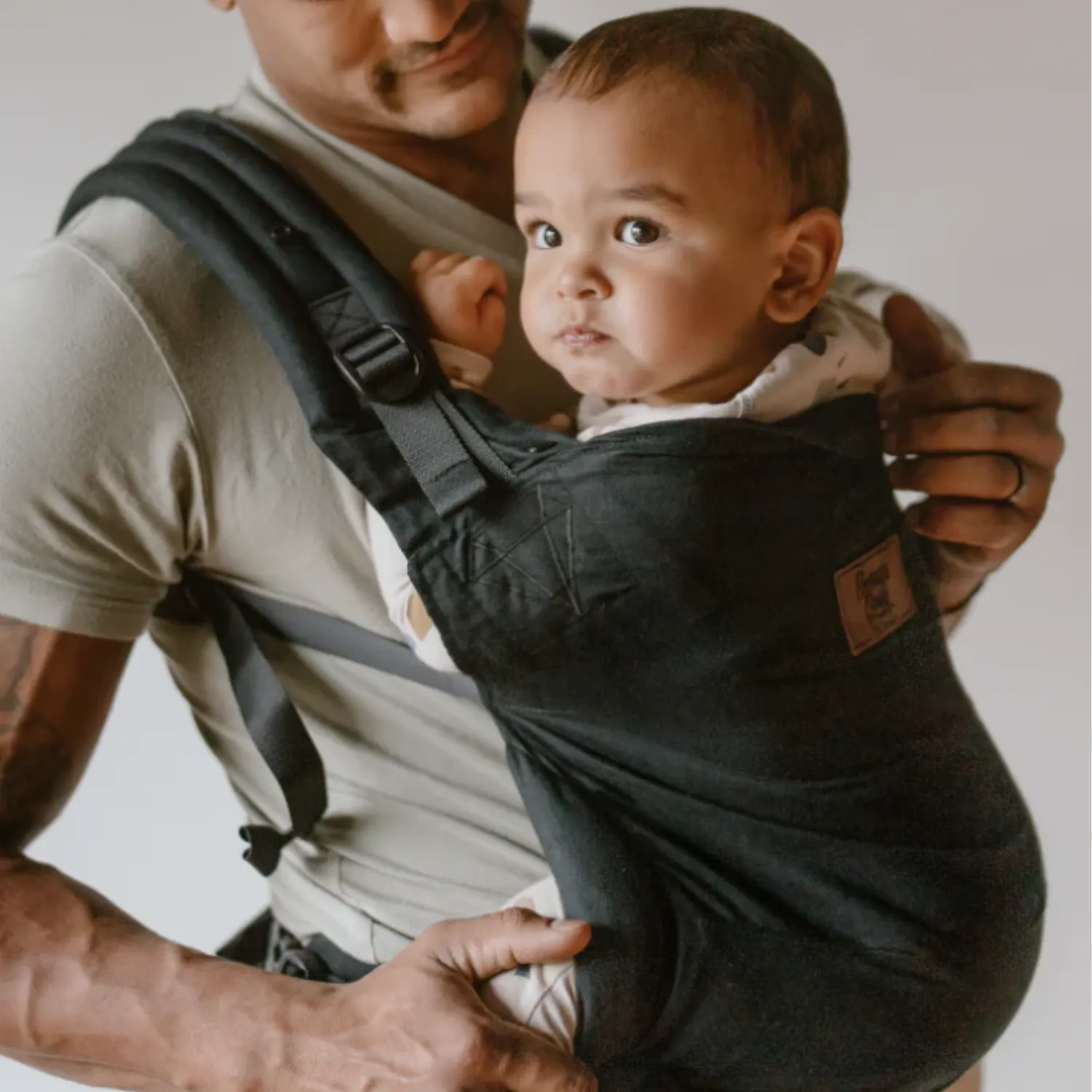 The Beluga Buckle Carrier (15-50 lbs)- Black