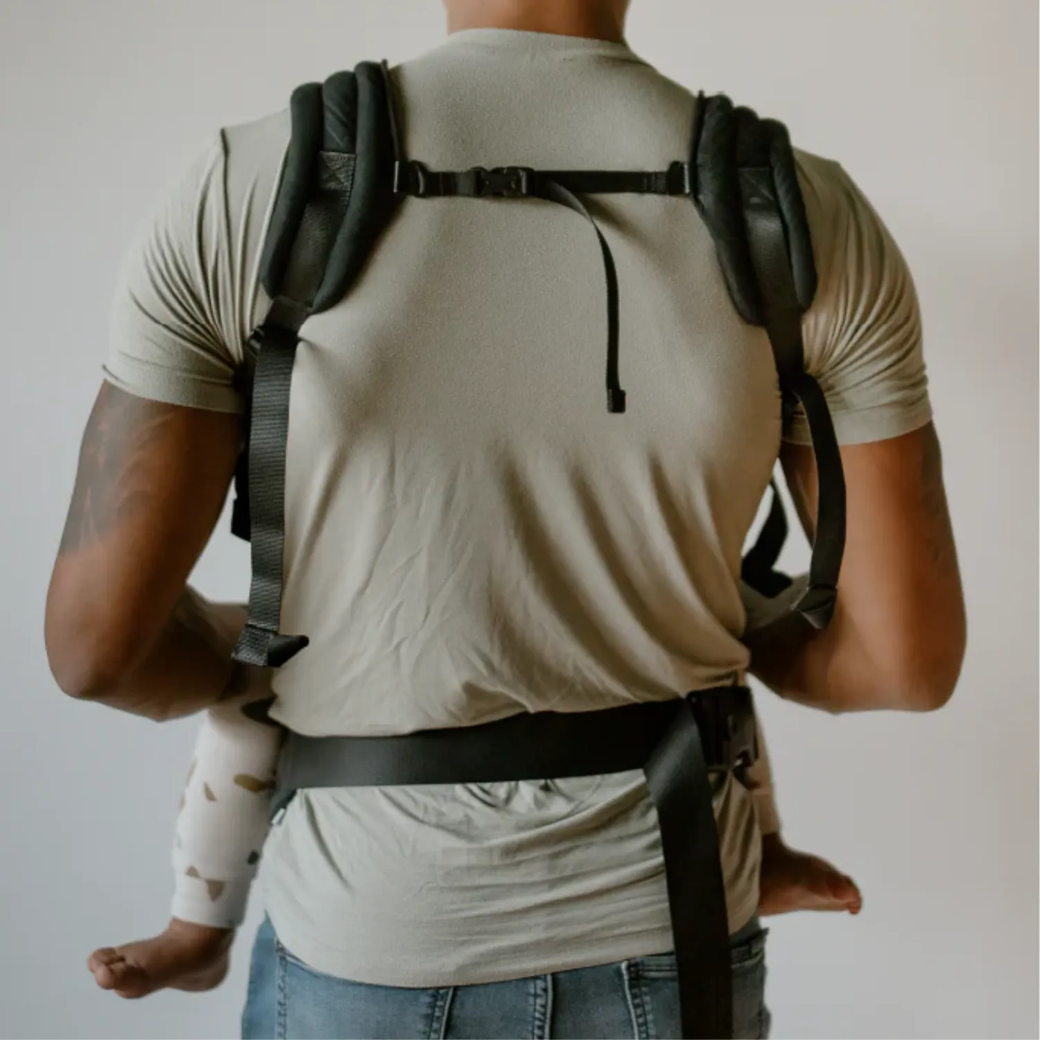 The Beluga Buckle Carrier (15-50 lbs)- Black