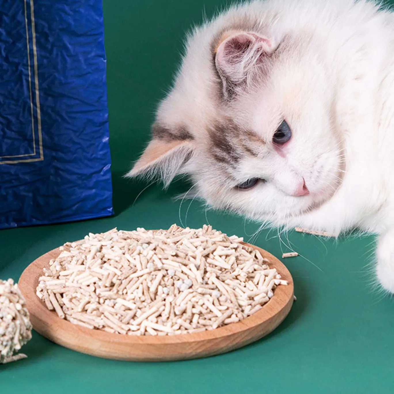 TOUCHCAT High Clumping Peanut Tofu Bentonite Clay 3 In 1 Mixed Cat Litter 2.5kg